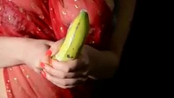 Девчушка мастурбирует вагину пальчиком
